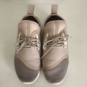 Nike Cream lunar solo shoe